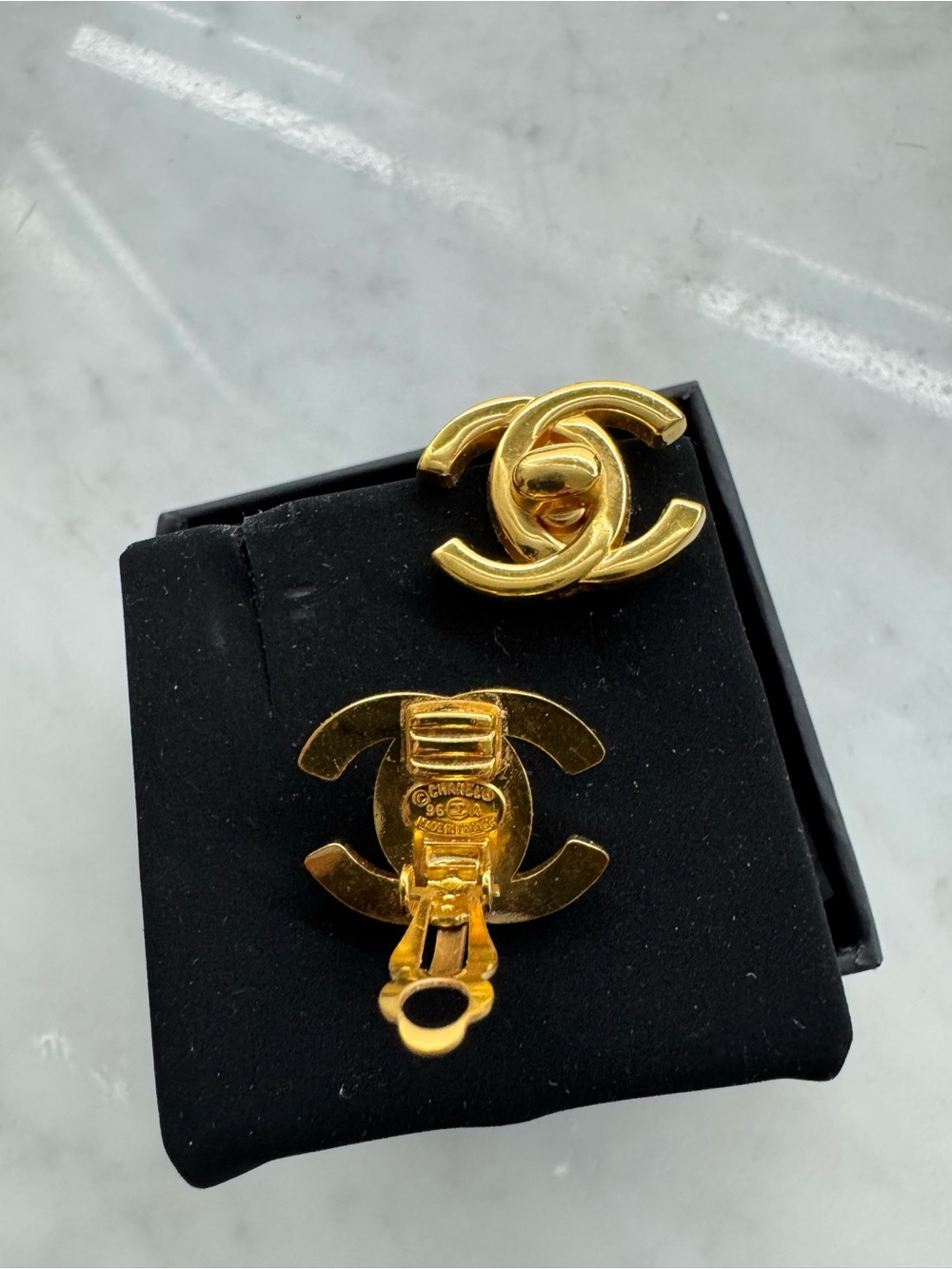 24K CHANEL Gold Interlocking CC Stud Earrings - Shiny Gold Tone - Picture 4 of 5